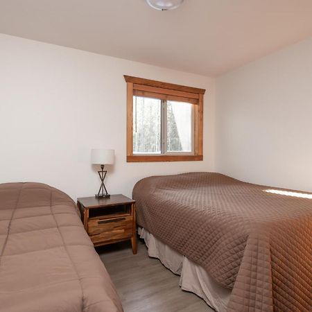 The Evergreen Cabin Valemount Exterior photo